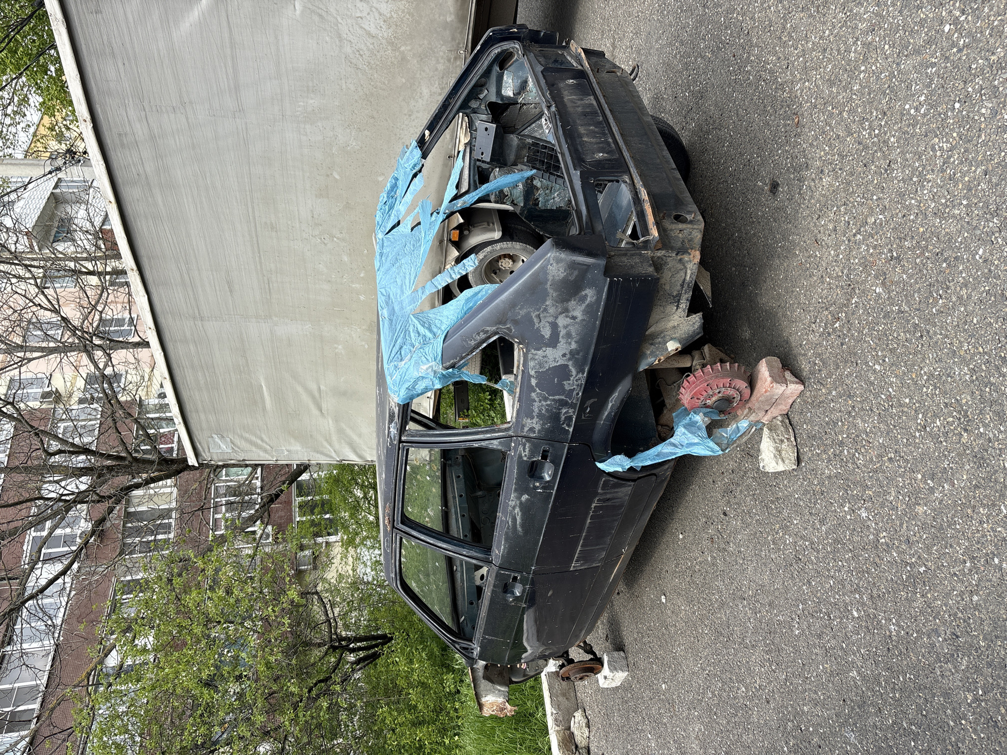 Spring contrasts documented in Gelendzhik: abandoned car, blooming lilacs