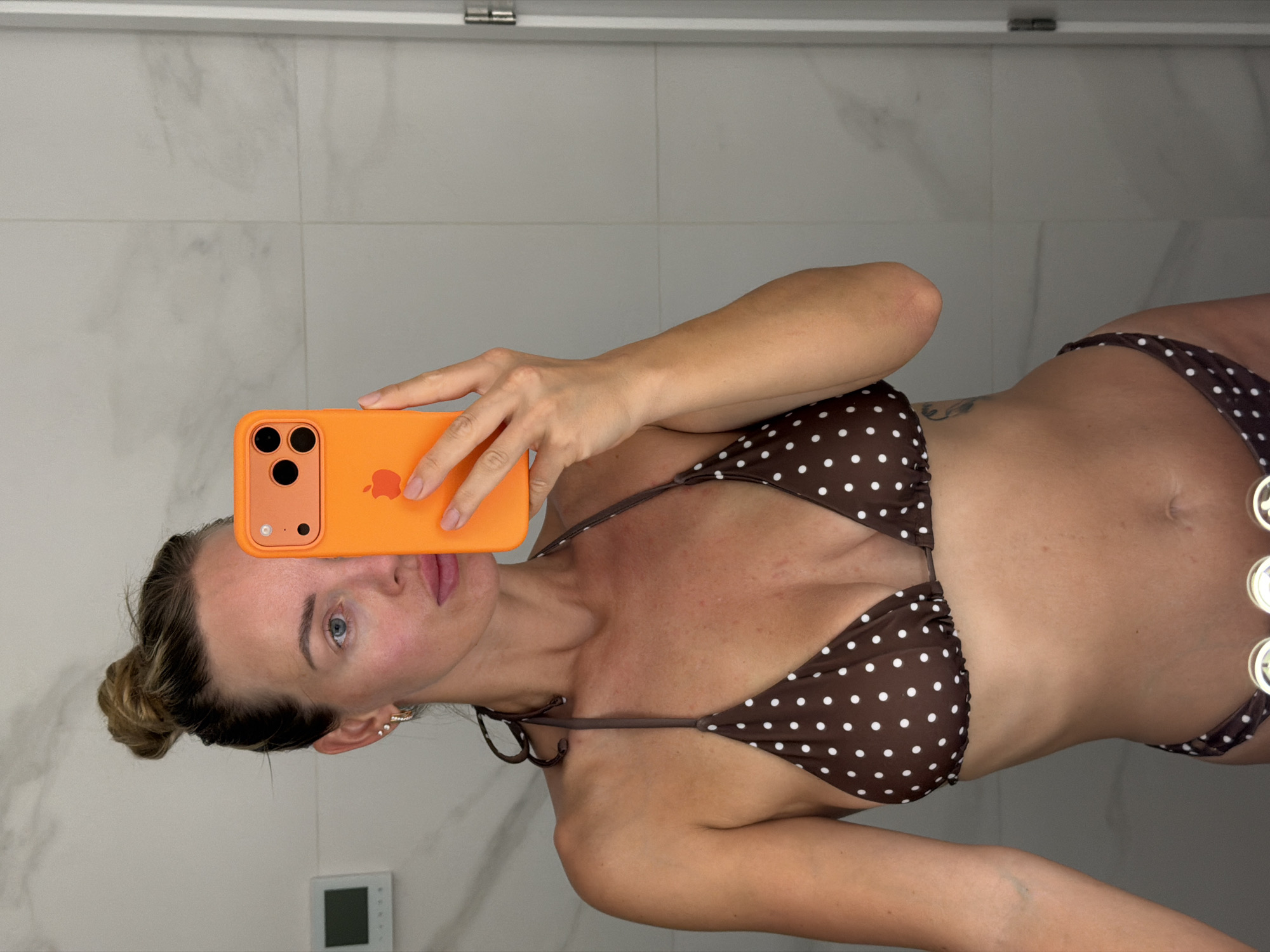 Resort day in Finestrat: bathroom selfies and poolside lounging