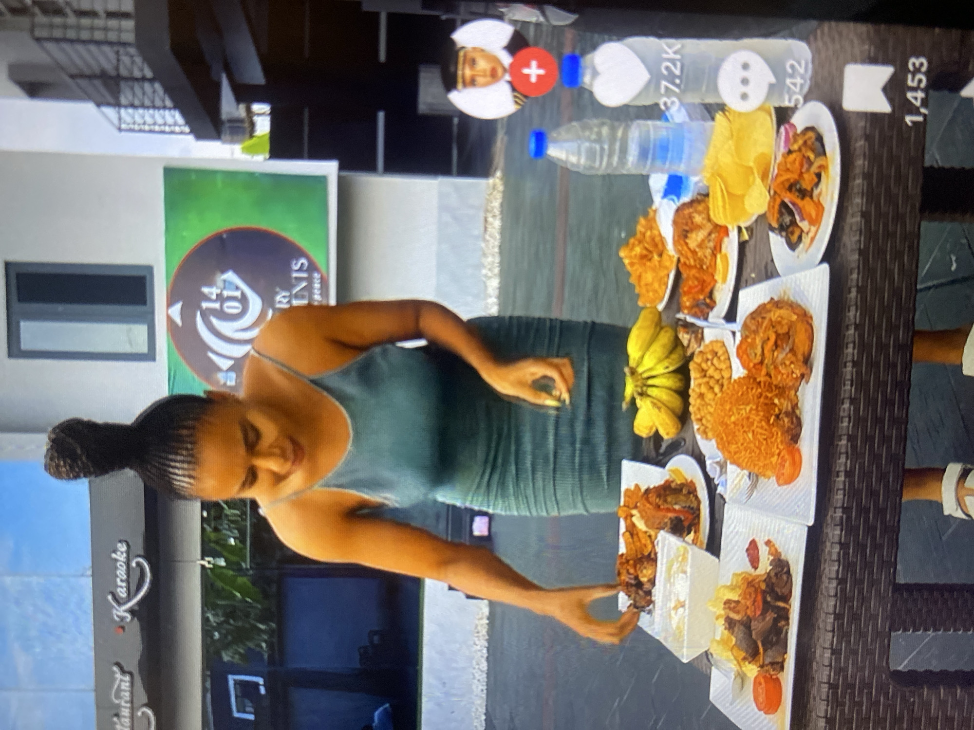 Outdoor dining and social media activity documented in Howayi