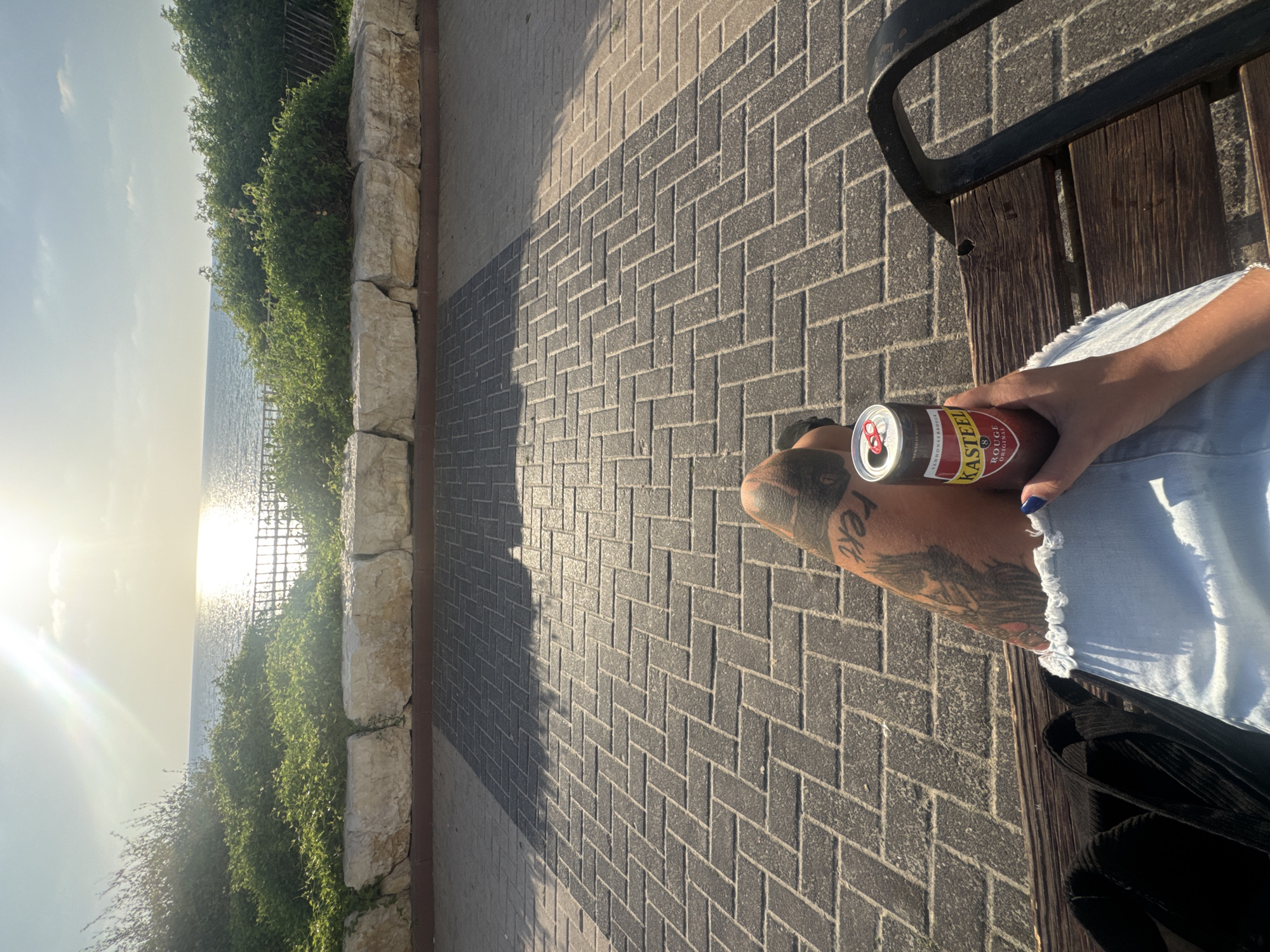 Beachside bench session with Kasteel Rouge and ocean views