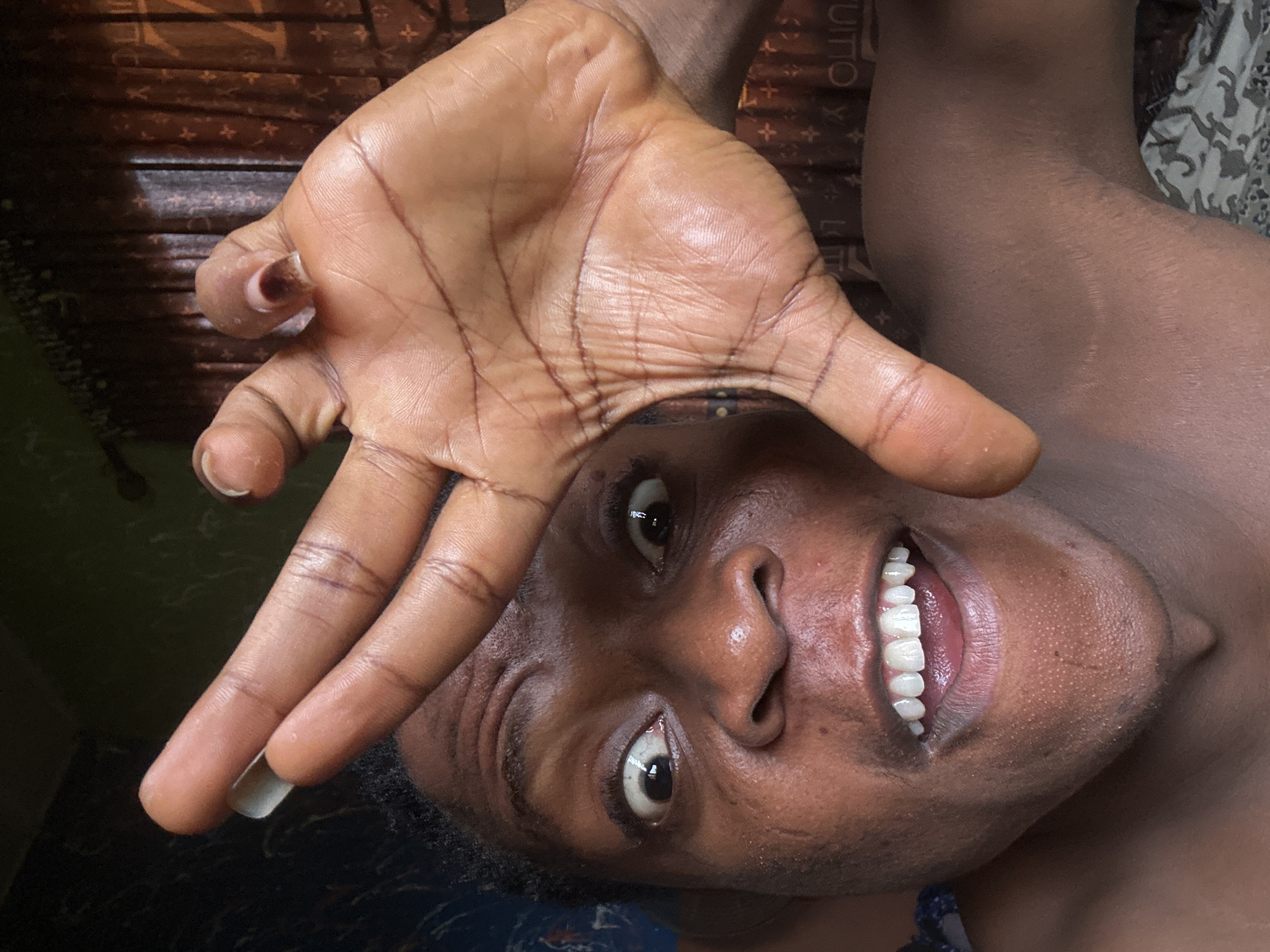 Person documents themselves in 30 selfies over 20 minutes