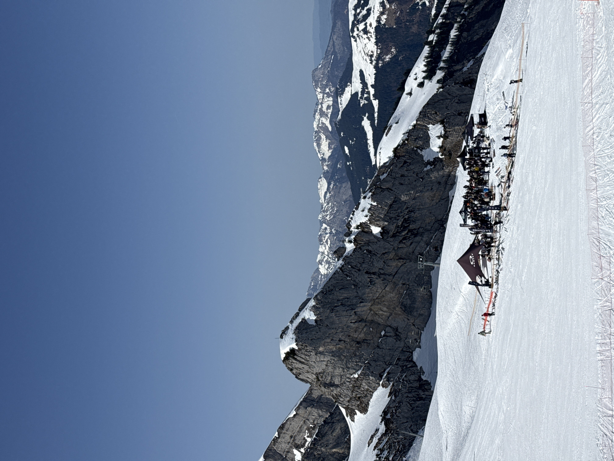 Crowded skiing event draws participants to La Clusaz slopes