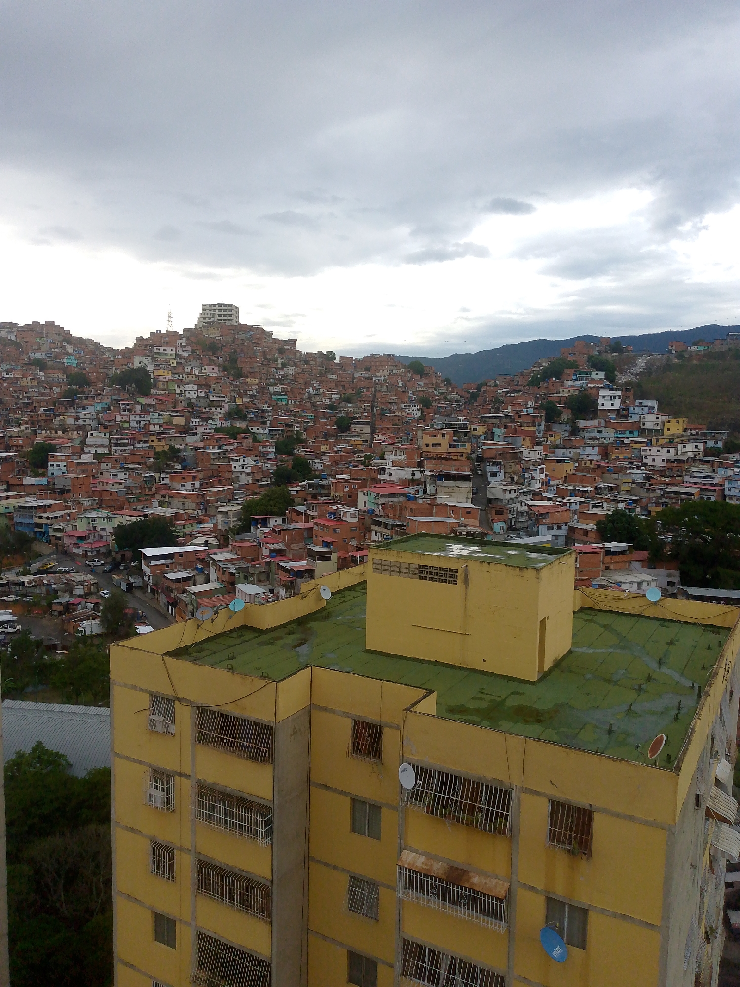 Evening snapshots capture ordinary life across Caracas neighborhoods