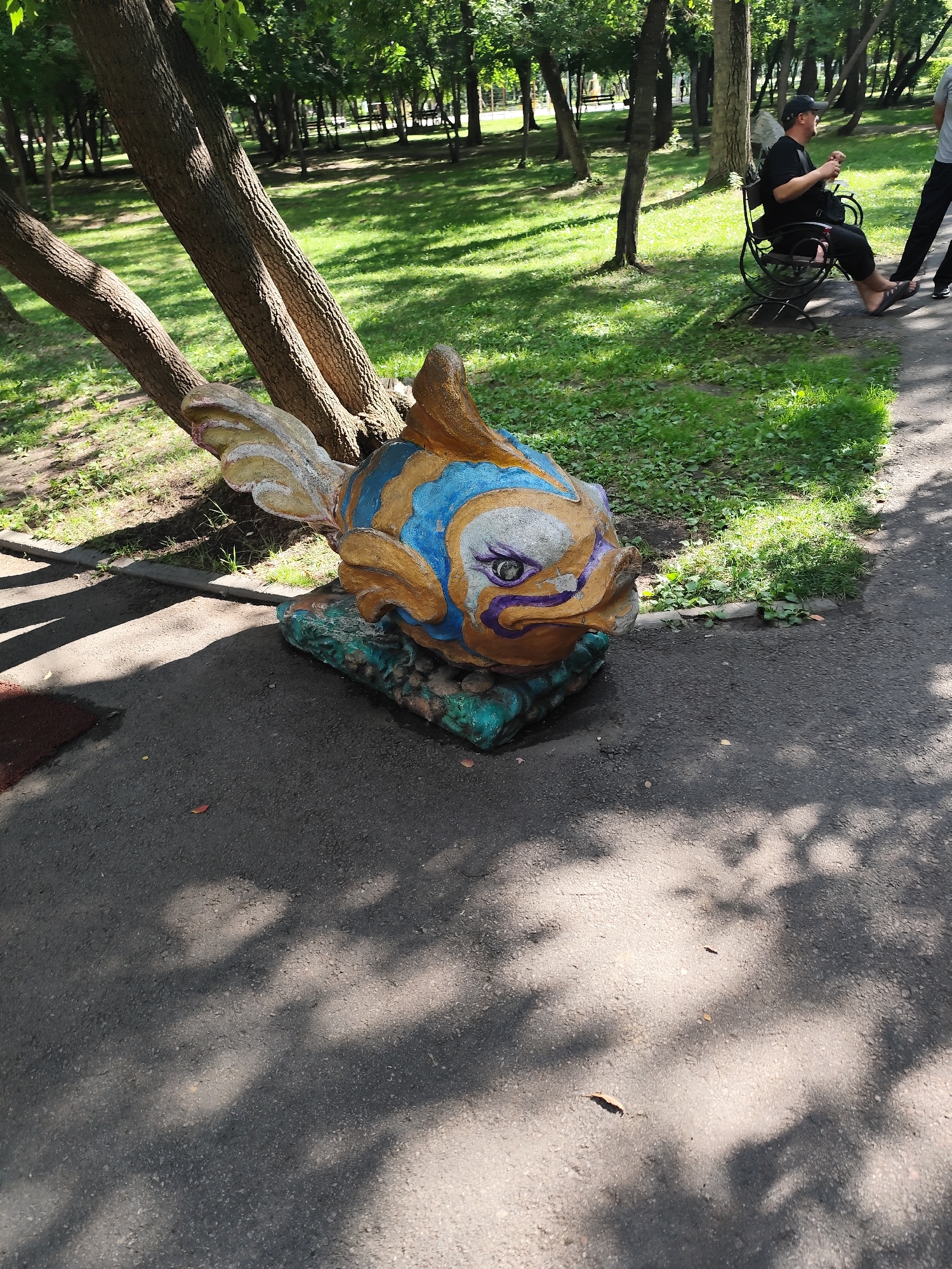A summer morning in a sprawling urban park