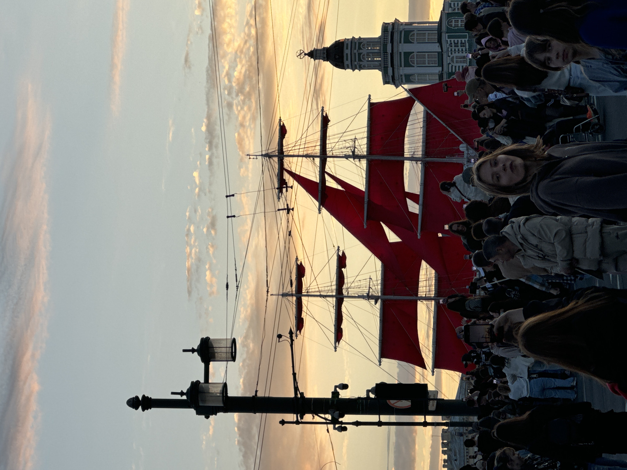 Saint Petersburg celebrates annual Scarlet Sails festival with crowds