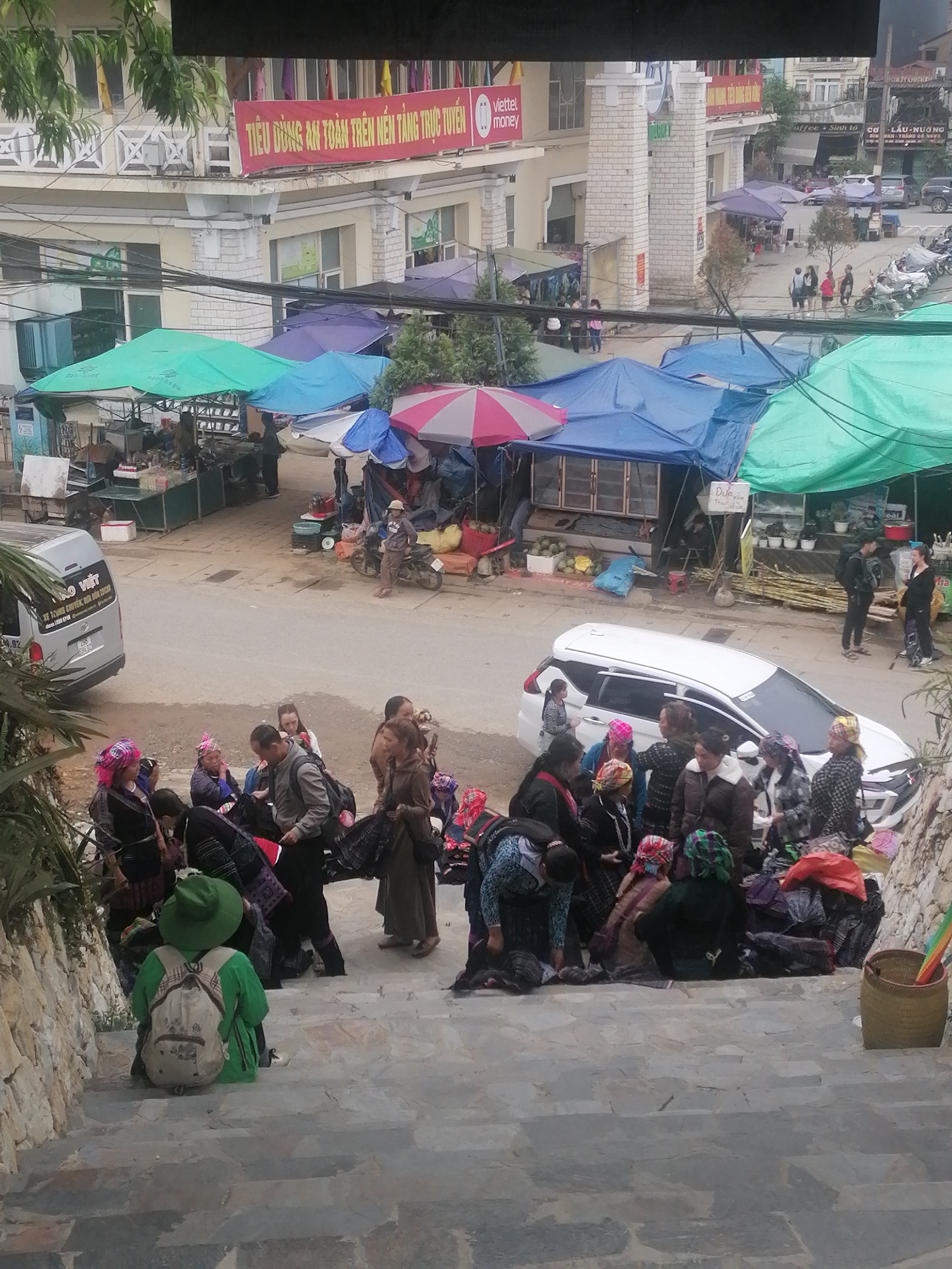 Morning life documented across foggy Sa Pa Ward markets