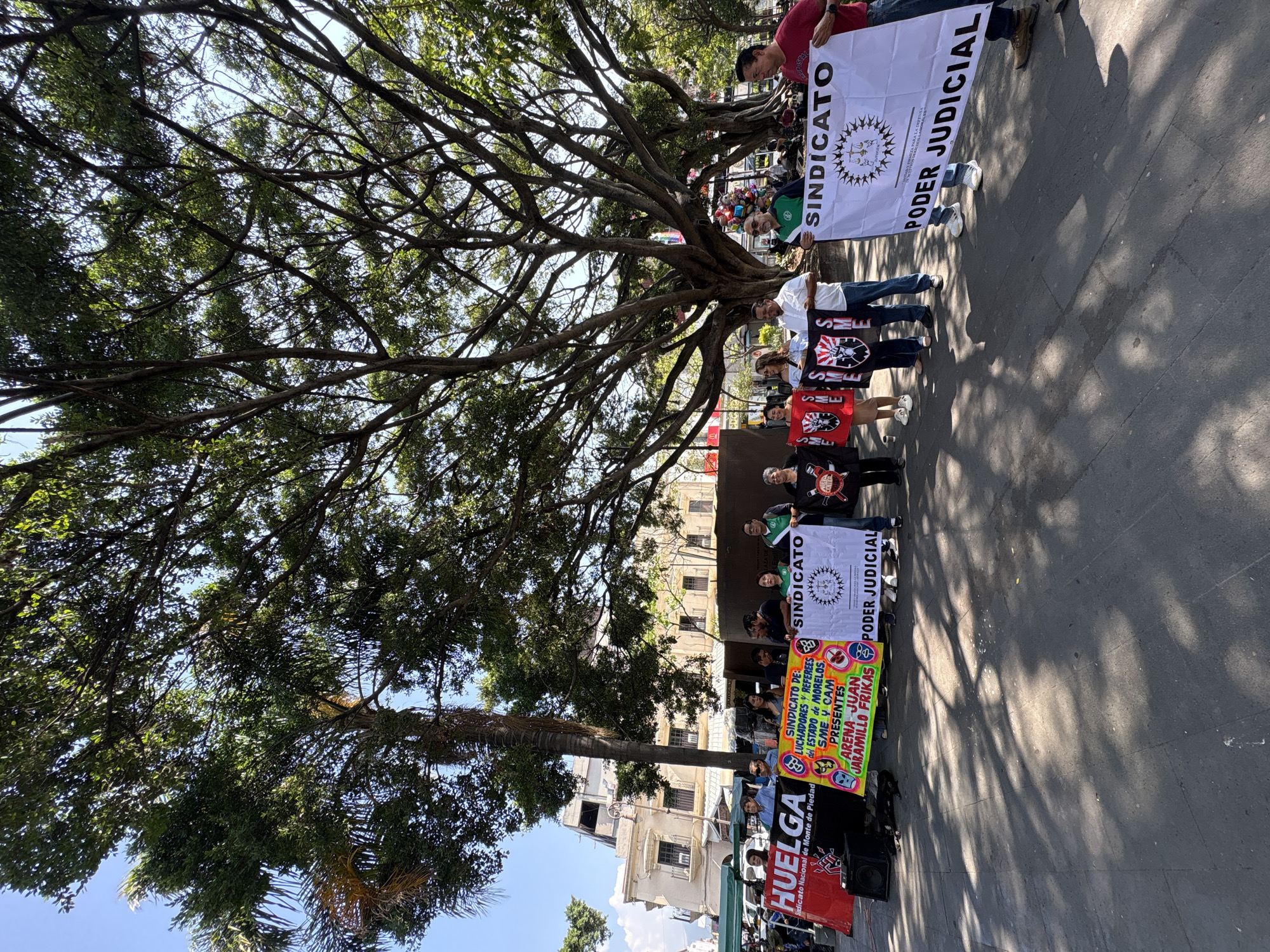 Union demonstration held in Cuernavaca plaza