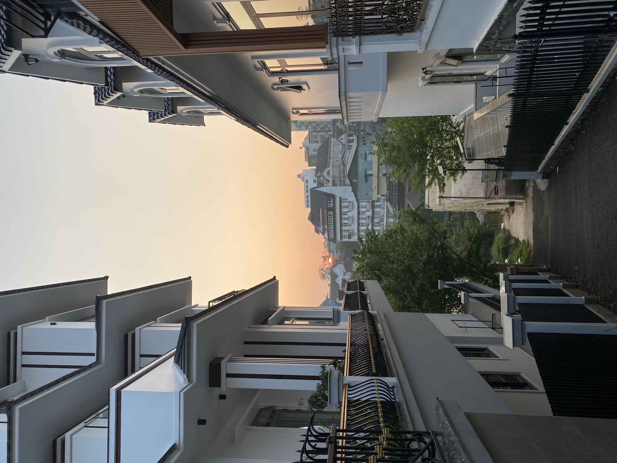 Evening street documentation in Đà Lạt's Lâm Viên district