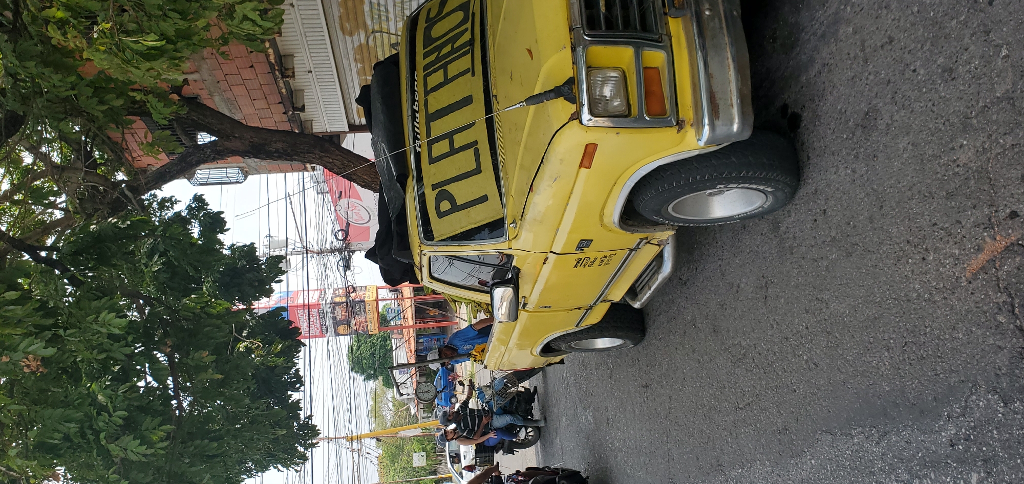 Yellow pickup truck with political slogan spotted in Cabudare
