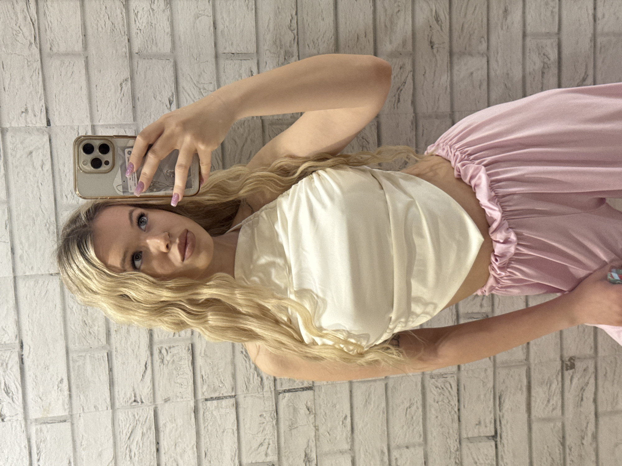 Selfie session inside a Saint Petersburg space, white and pink outfit