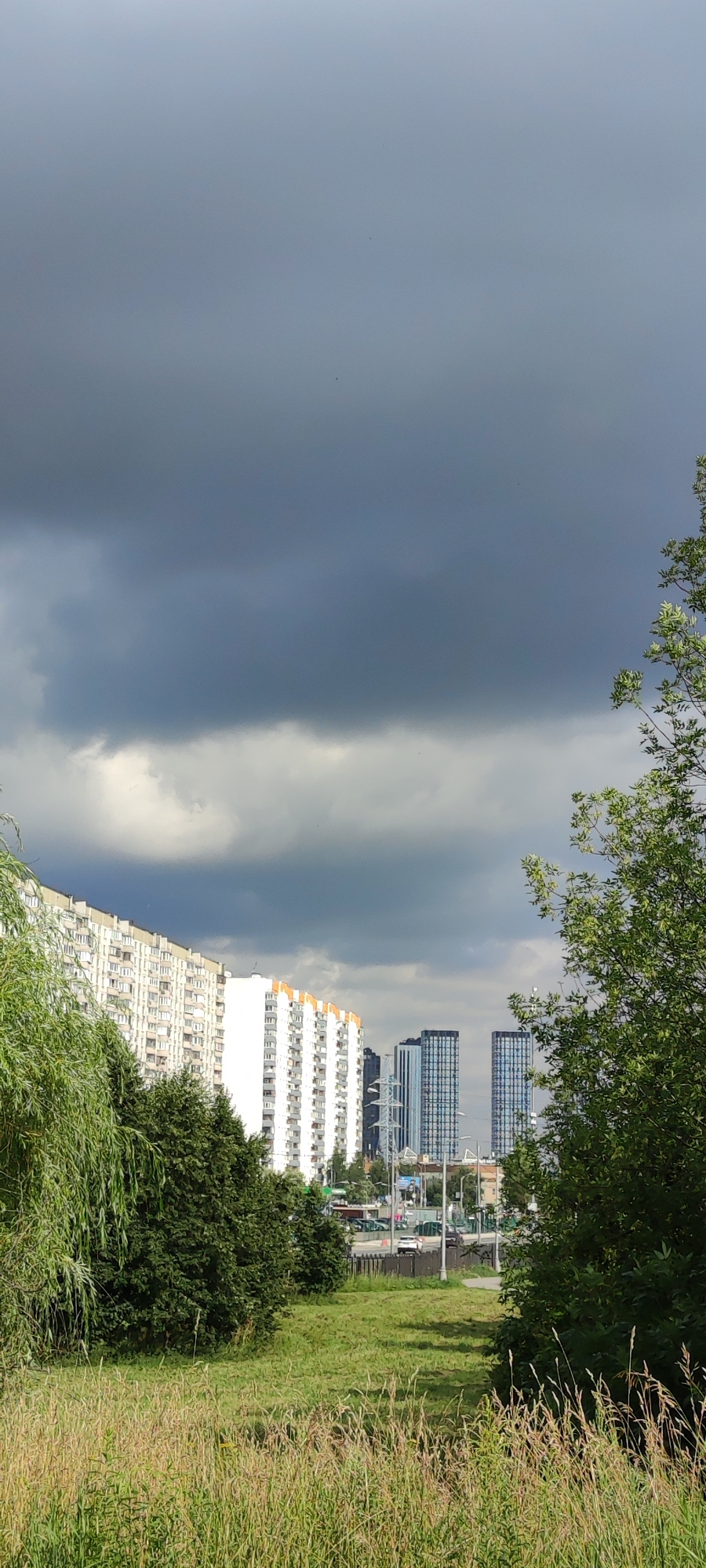 A quiet summer afternoon around a Khimki residential neighborhood