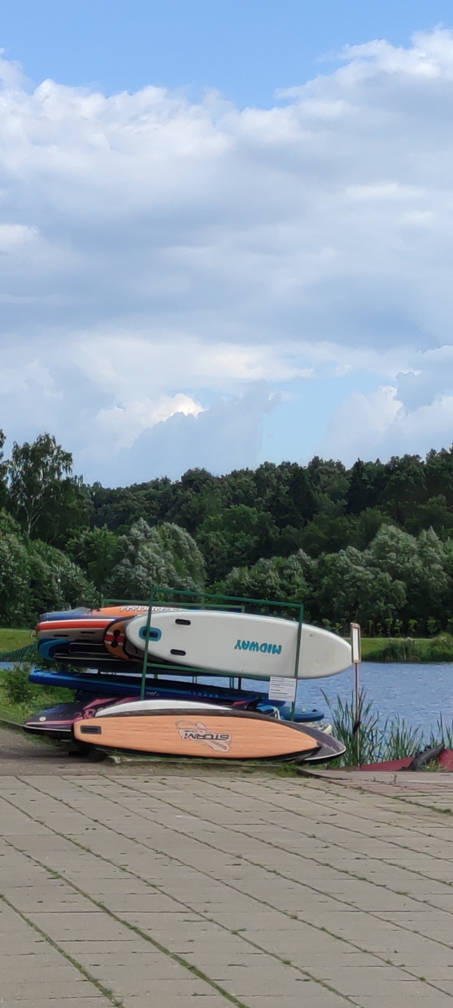 Lakeside leisure spot in Rosinka with fountain, beach, and watercraft