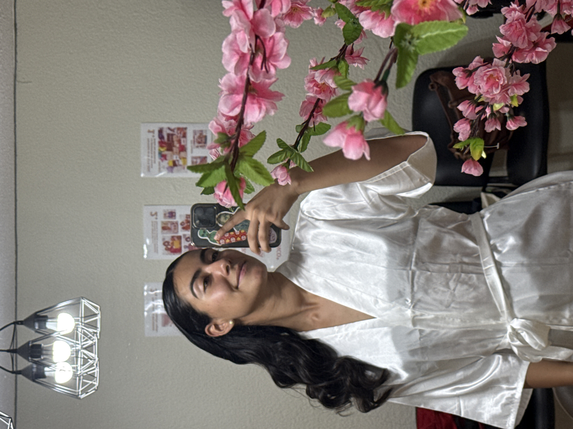 Woman documents beauty session with selfies in Puebla salon