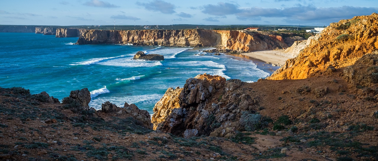 Sagres, Portugalia, klify wybrzeża Algarve.