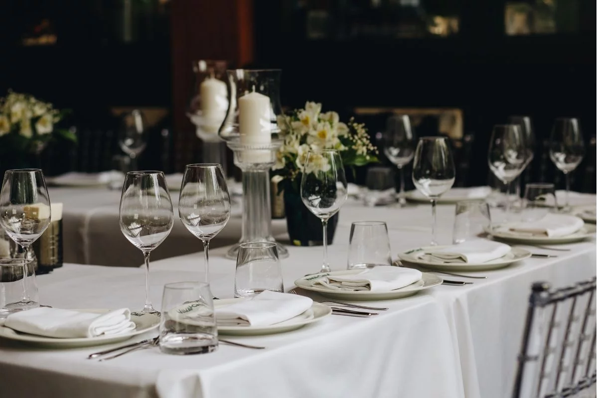 Zastawa stołowa dla restauracji – jak skompletować idealny zestaw dla lokalu?