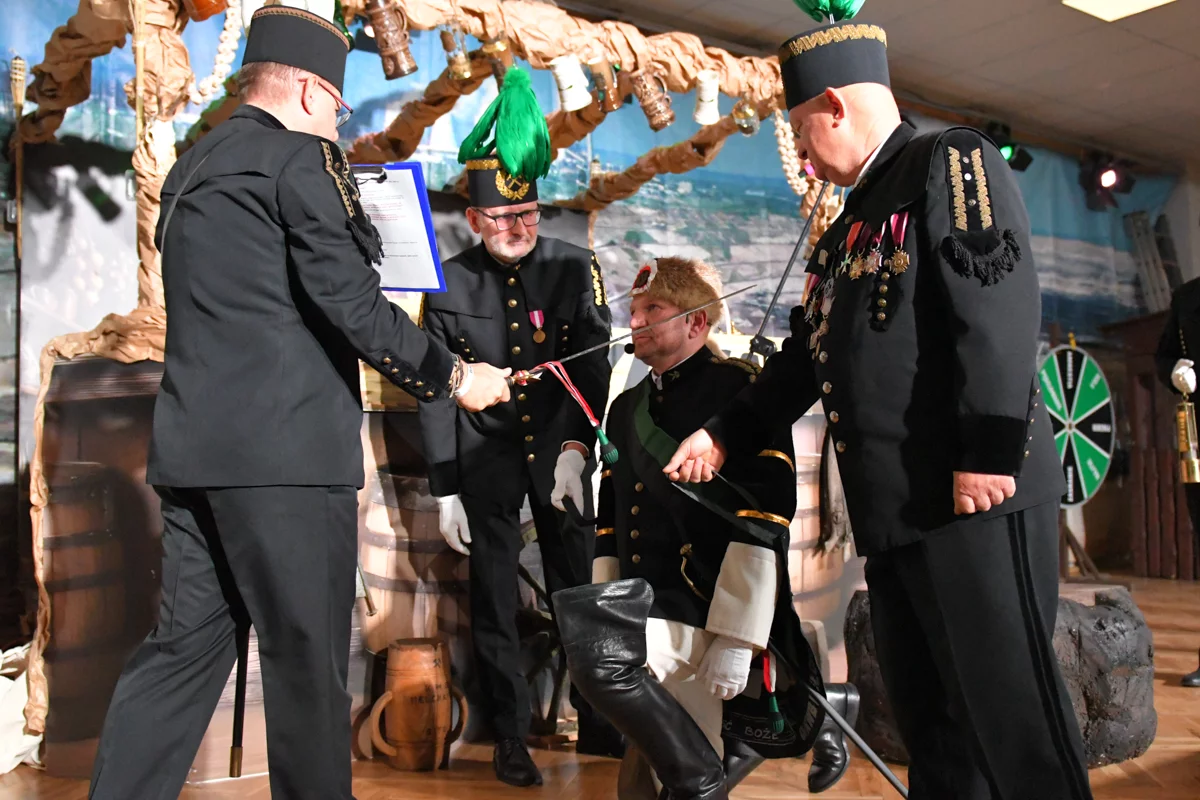 Karczma piwna w Bełchatowie. Zobacz, jak górnicy bawili się przy piwie i krupnioku [FOTO]