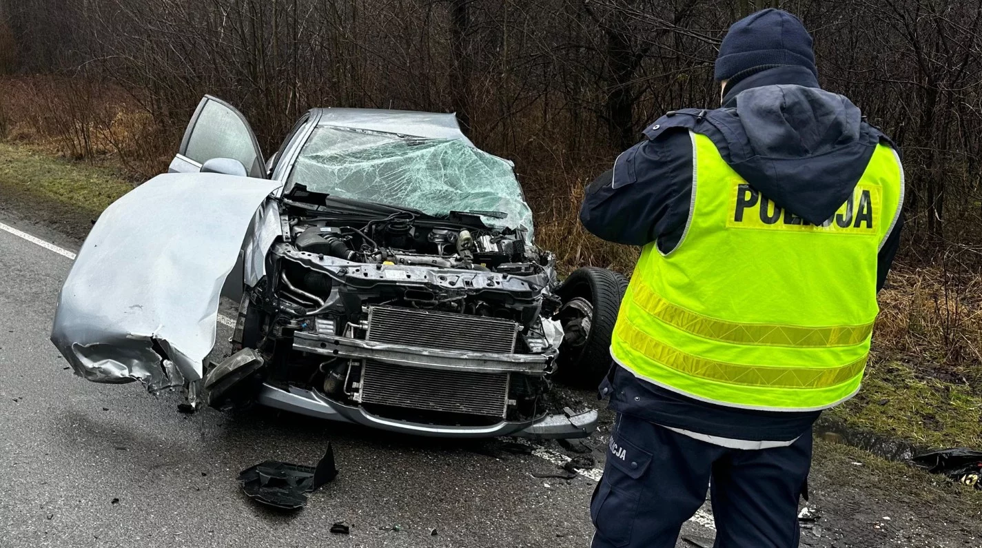 Groźny wypadek pod Bełchatowem. Trzy osoby ranne, droga jest zablokowana [FOTO]