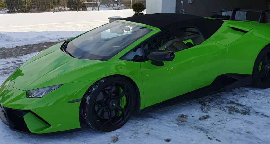 Skarbówka wyprzedaje supersamochody za pół ceny. Lamborghini i G-Klasa na aukcji [ZDJĘCIA]