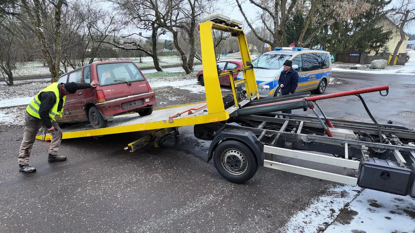 Odholowują auta z parkingów na terenie miasta. Urząd przejmie samochody? [FOTO]