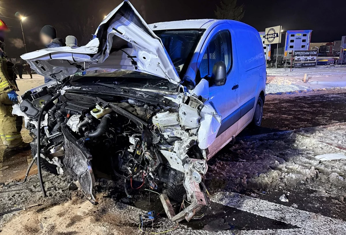 Groźny wypadek na skrzyżowaniu koło Szczercowa. Trzy osoby trafiły do szpitala [FOTO]