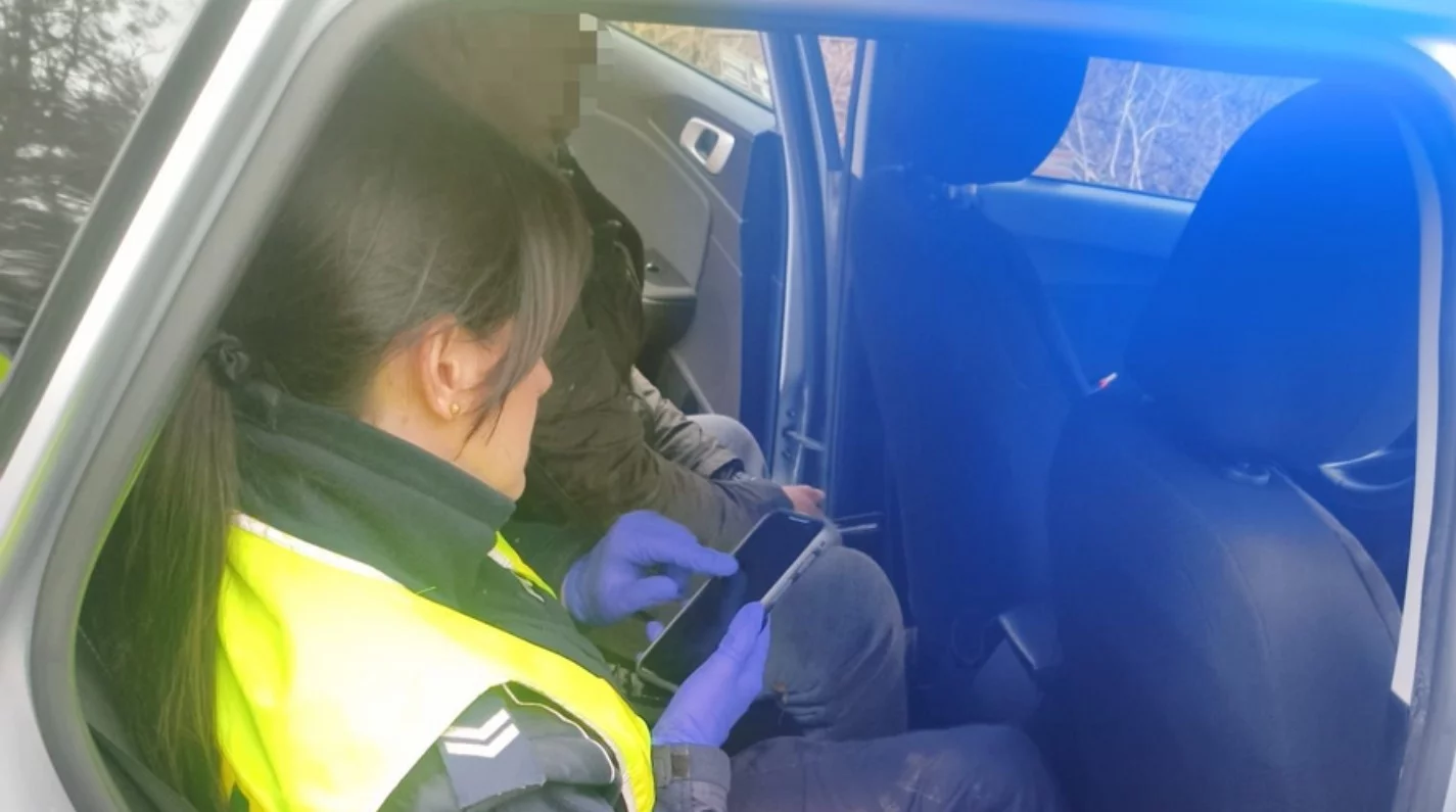 Policyjny pościg pod Bełchatowem. W tle przestępstwa i wizja kilku lat więzienia