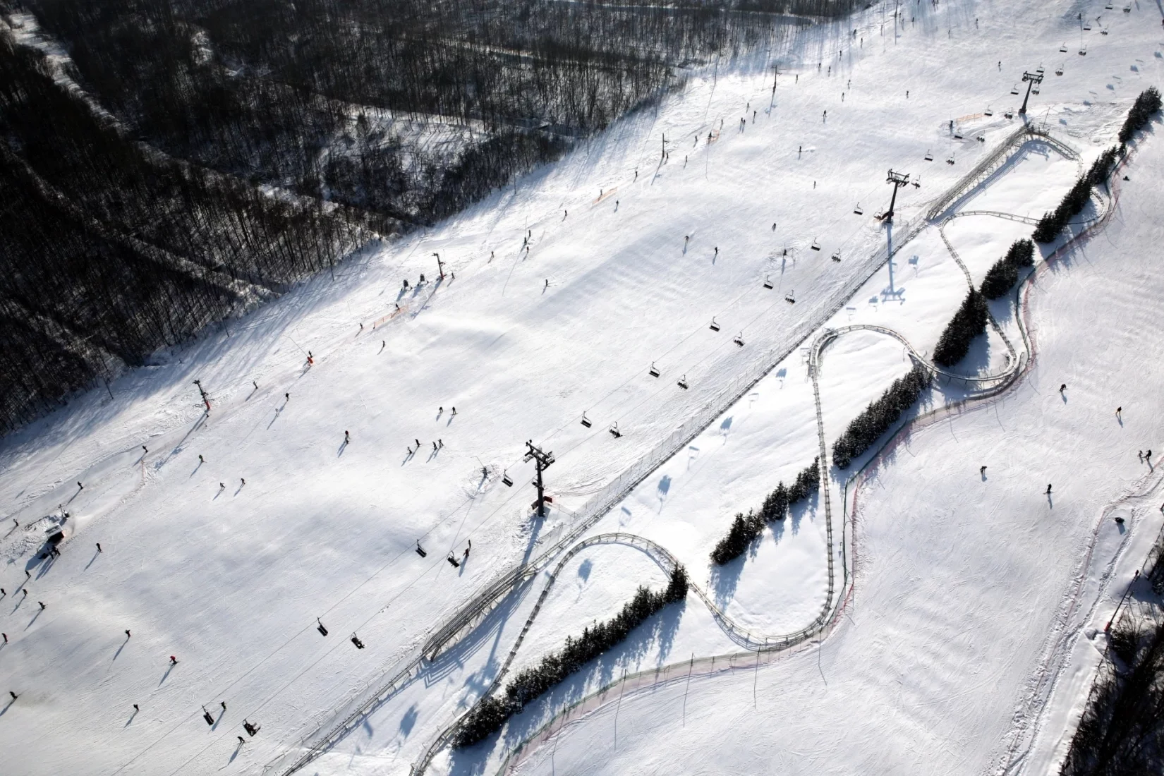 To największy stok narciarski w centrum Polski.  Pod nim kryją się ogromne złoża