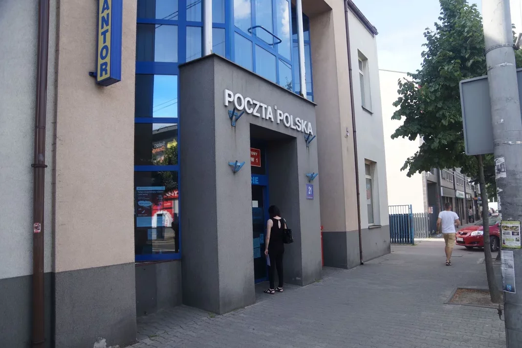 Poczta Polska planuje zwolnienia grupowe? Teraz płaci krocie za odejście z pracy