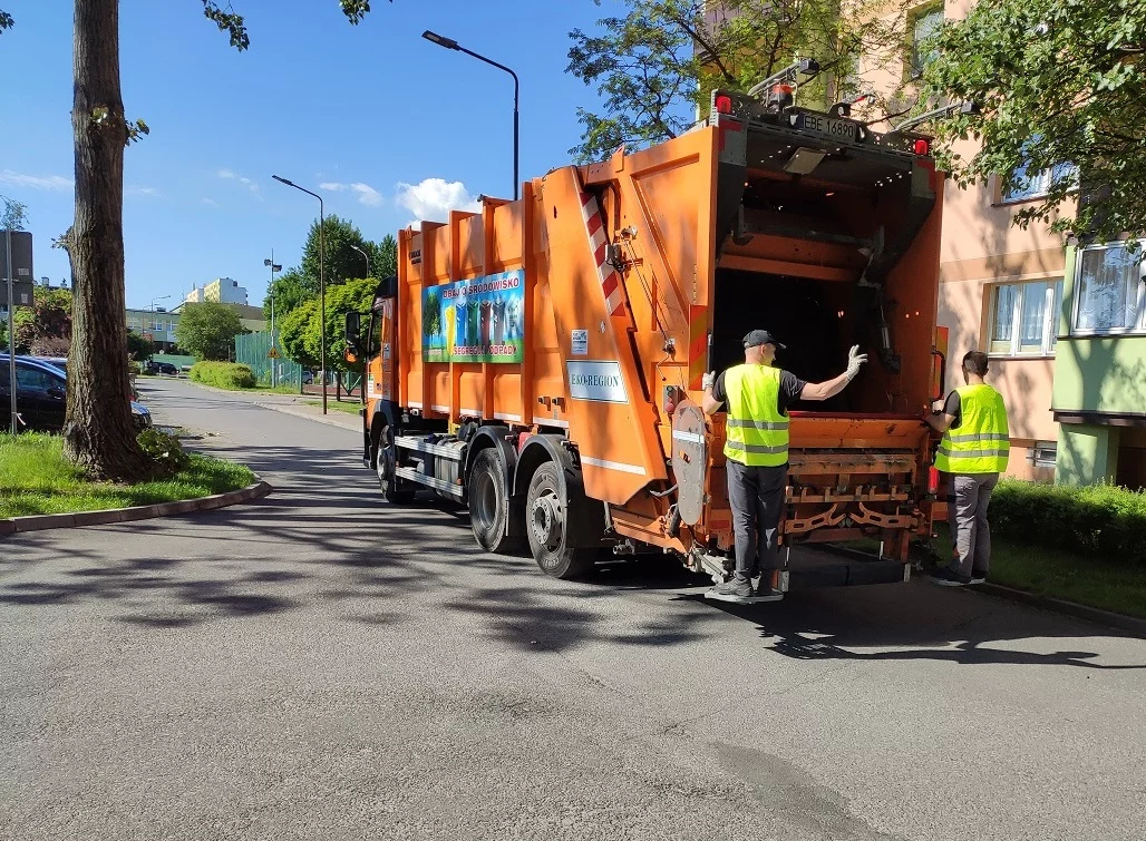 Urząd podpisał umowę w sprawie wywozu śmieci. Ile zapłacą mieszkańcy?
