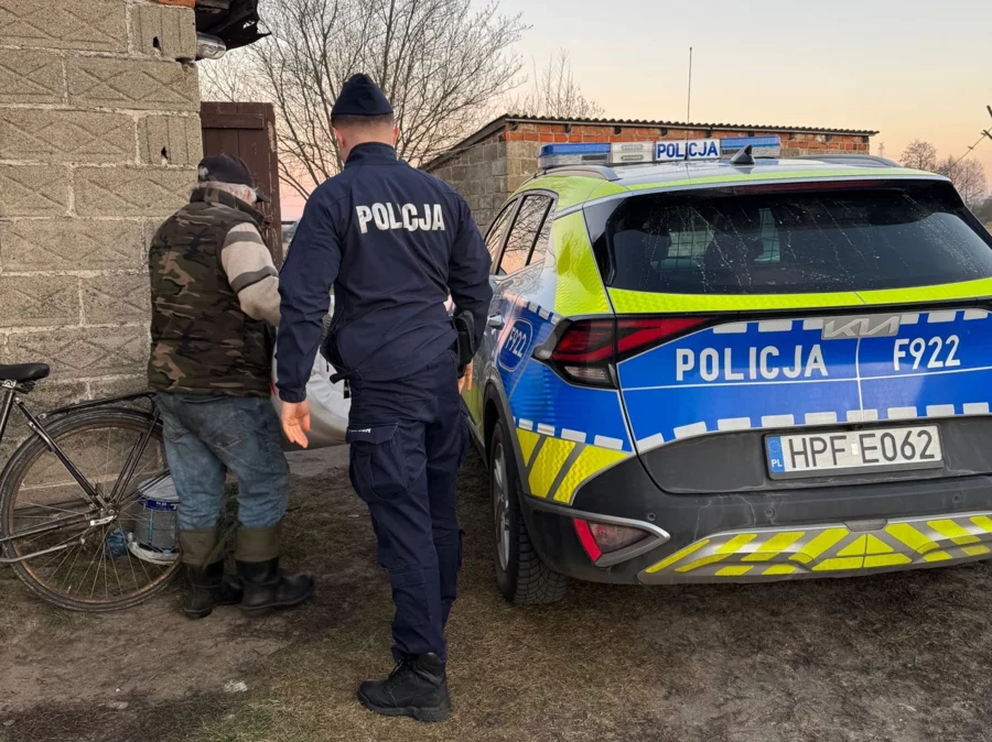 Czuły gest policjantów z naszego powiatu. Dali panu Mieczysławowi istotny prezent