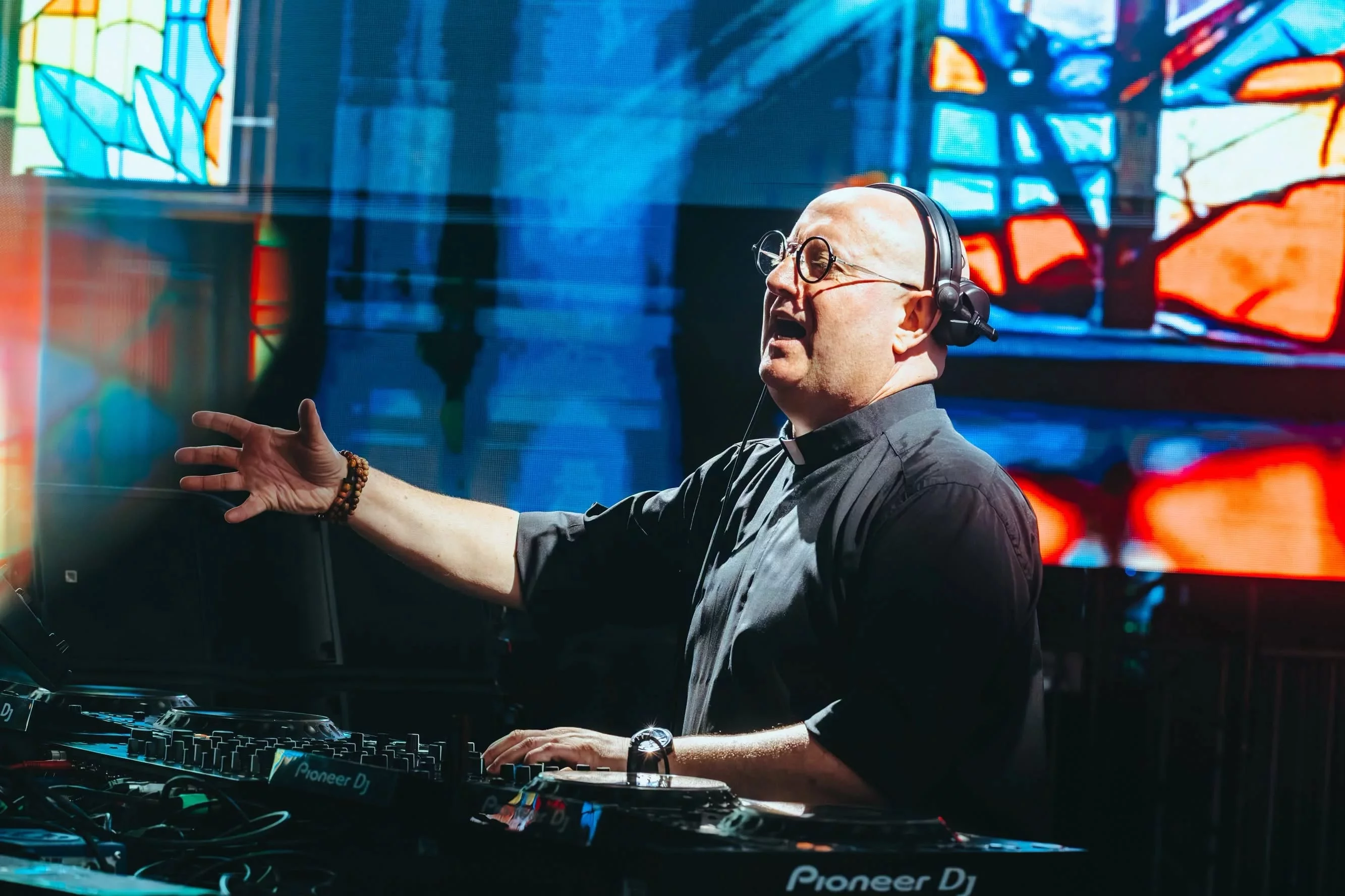 DJ w sutannie podbił Internet. Teraz zapowiedział koncert w woj. łódzkim
