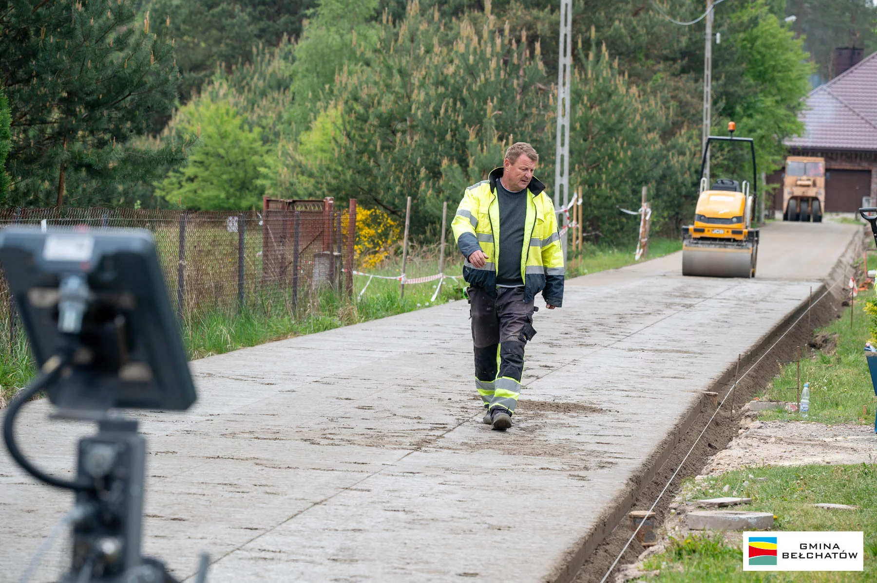 Gminna spółka buduje betonową drogę. W tych miejscowościach planowane są kolejne!
