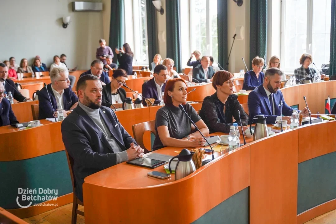 Stworzyli specjalną mapę powiązań. Na liście są również radni z Bełchatowa
