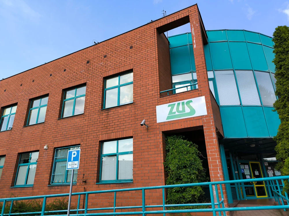 ZUS rozdaje pieniądze i przypomina o terminie. Wpłynęły już tysiące wniosków...