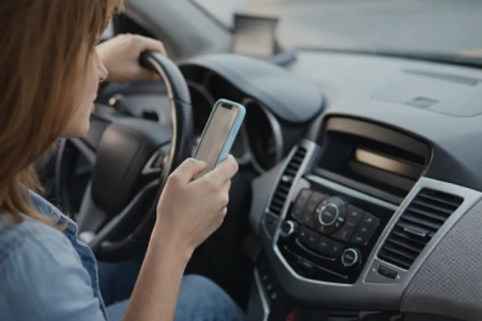 Dron nagra cię z telefonem za kierownicą? Mandat przyjdzie szybciej, niż myślisz