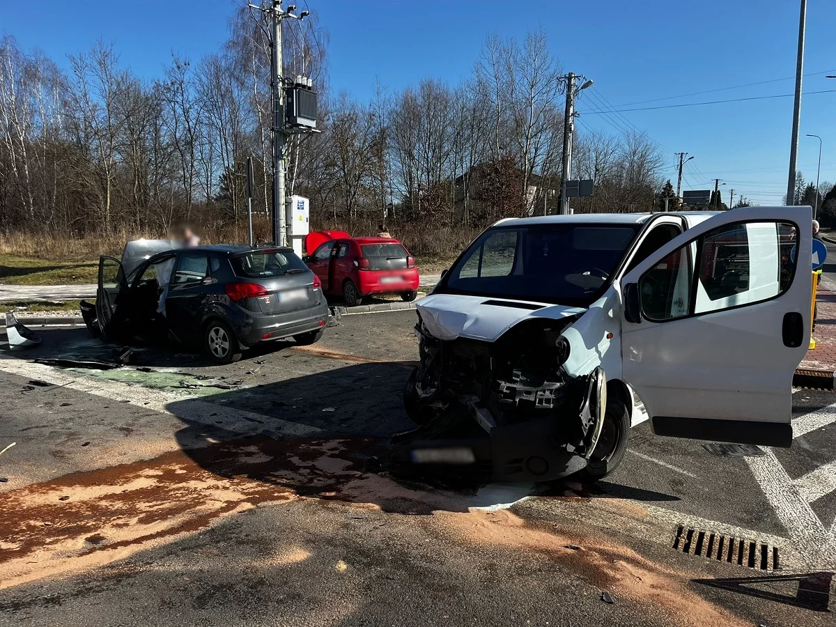 Groźny wypadek na obwodnicy Bełchatowa. Na skrzyżowaniu zderzyły się trzy auta [FOTO]