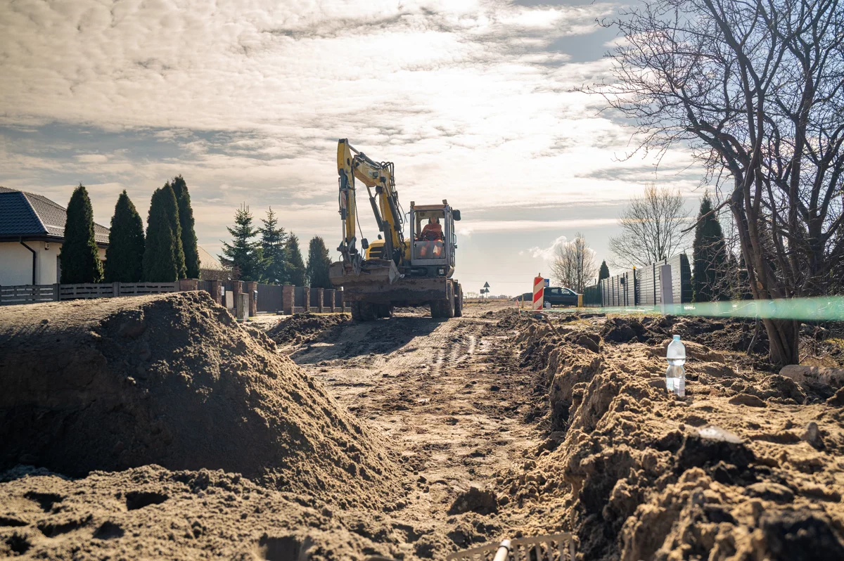 Po zimowej przerwie ruszyły prace w gminie Bełchatów. Trwa przebudowa drogi [FOTO]