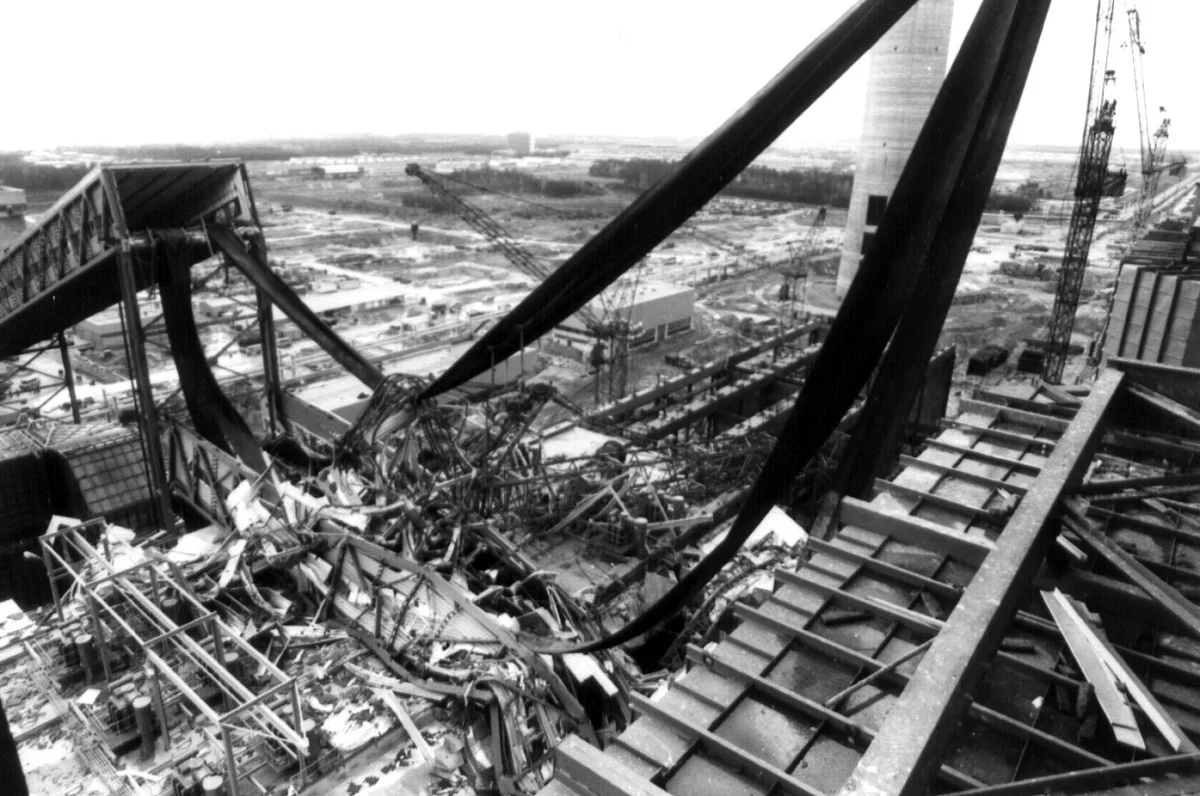 Wichura i spustoszenia na budowie największej elektrowni w Polsce. "Zgniótł go jak kartkę papieru"