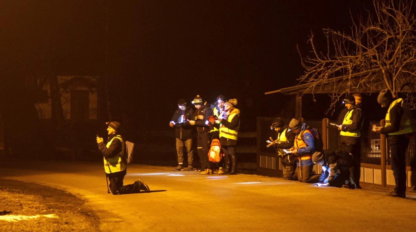 Idą nocą w samotności dziesiątki kilometrów. Przejdą przez teren bełchatowskiej kopalni