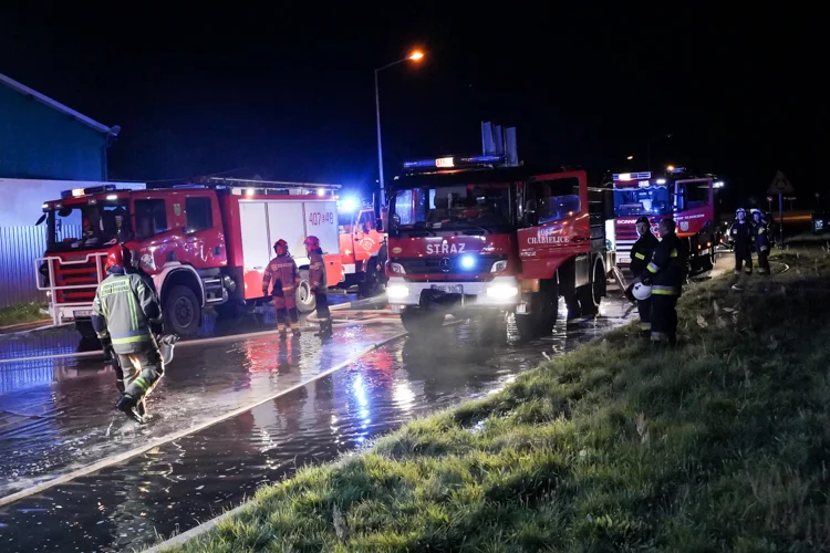 Wypadek i groźny wyciek w strefie przemysłowej. Straż pożarna i karetka na miejscu