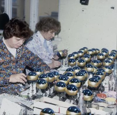 Świąteczna magia brała się stąd. Fabryka ozdób choinkowych w Piotrkowie [ZDJĘCIA]