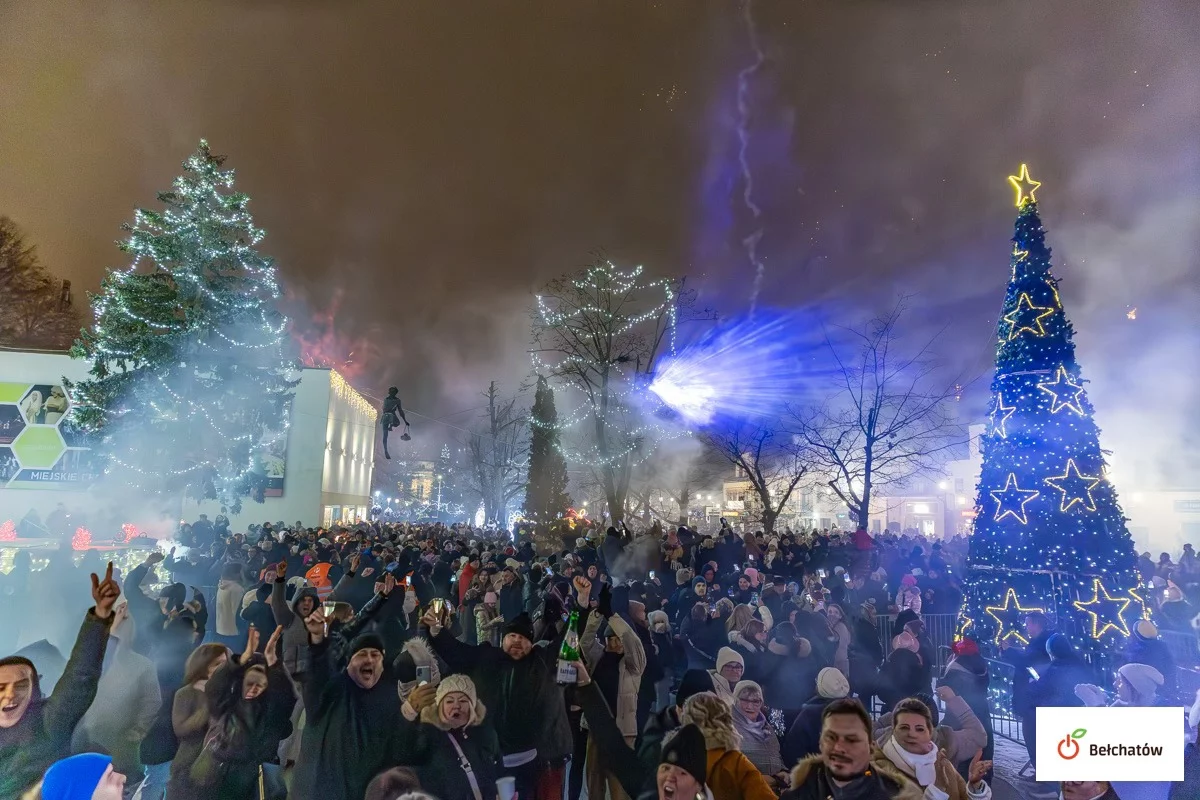 Tłumy na miejskim sylwestrze na placu Narutowicza. Zobacz, jak bawili się mieszkańcy [FOTO]