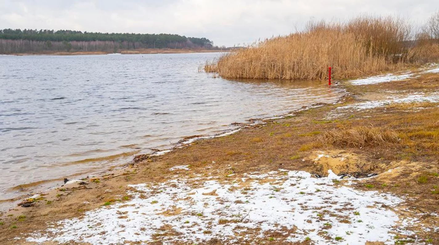 Niegdyś tętniła życiem, teraz znajduje się pod wodą. Tajemnica najmniejszej wsi w województwie łódzkim
