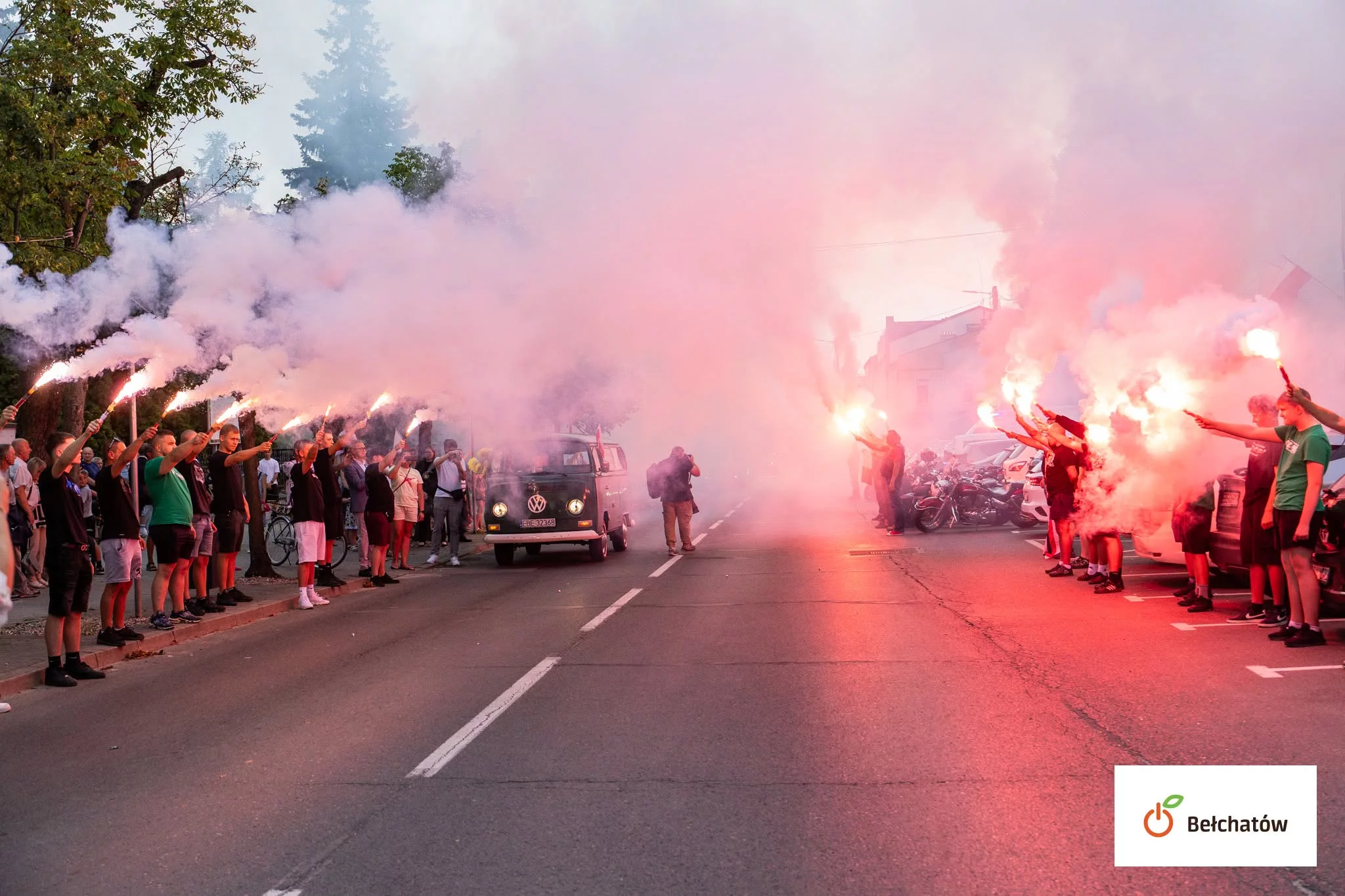 Oddali hołd bohaterom Powstania Warszawskiego. Race i syreny w centrum miasta [FOTO]
