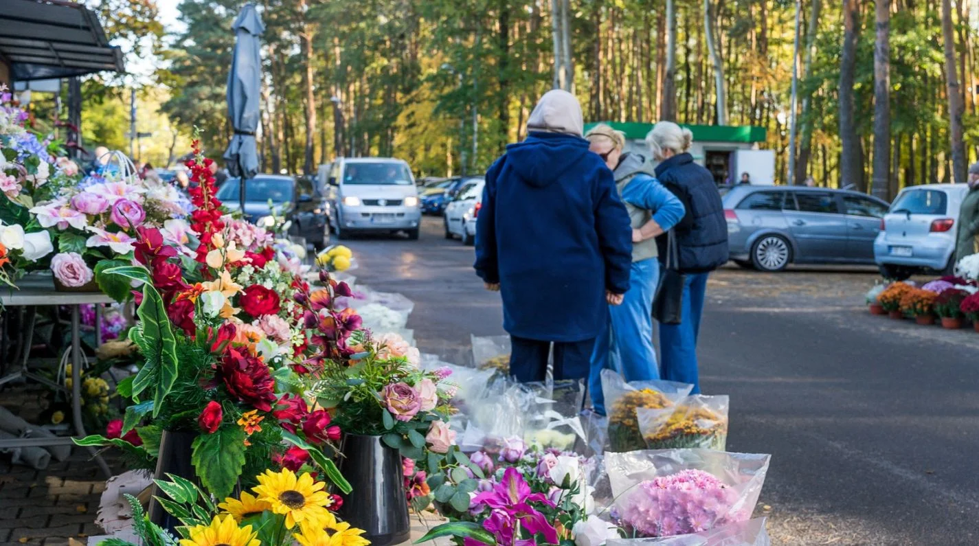 Markety niszczą lokalny handel pod cmentarzem. Kupcy boją się o przetrwanie, a klienci „targują o każdy grosz”