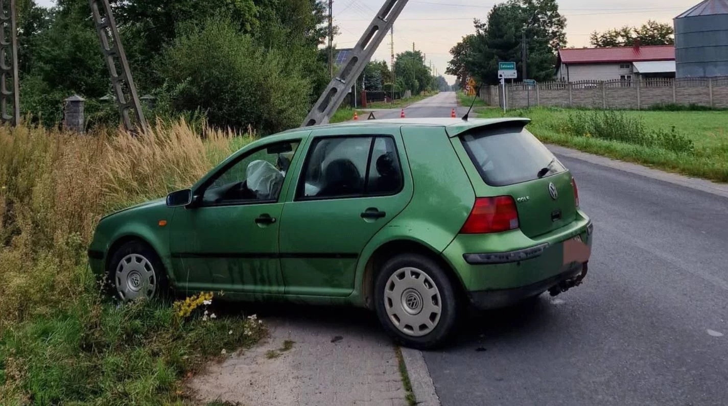 Wypadek na drodze pod Zelowem. Kierowca wjechał prosto w słup [FOTO]