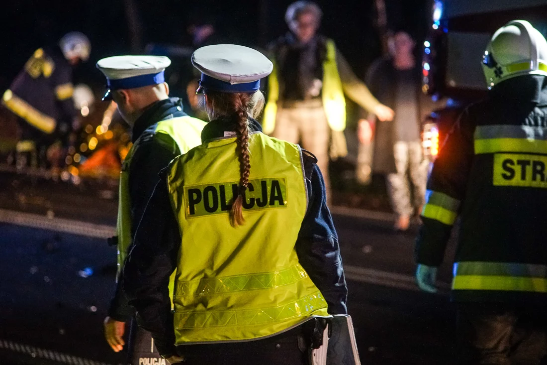 Groźny wypadek w gminie Zelów. Mały karambol i dachowanie w rowie