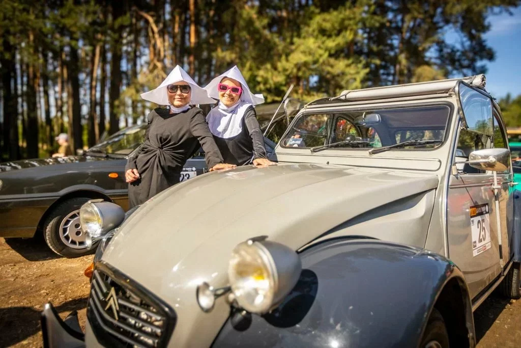 Niezwykła impreza w woj. łódzkim. Kultowe pojazdy z PRL oraz klasyki z Europy i USA