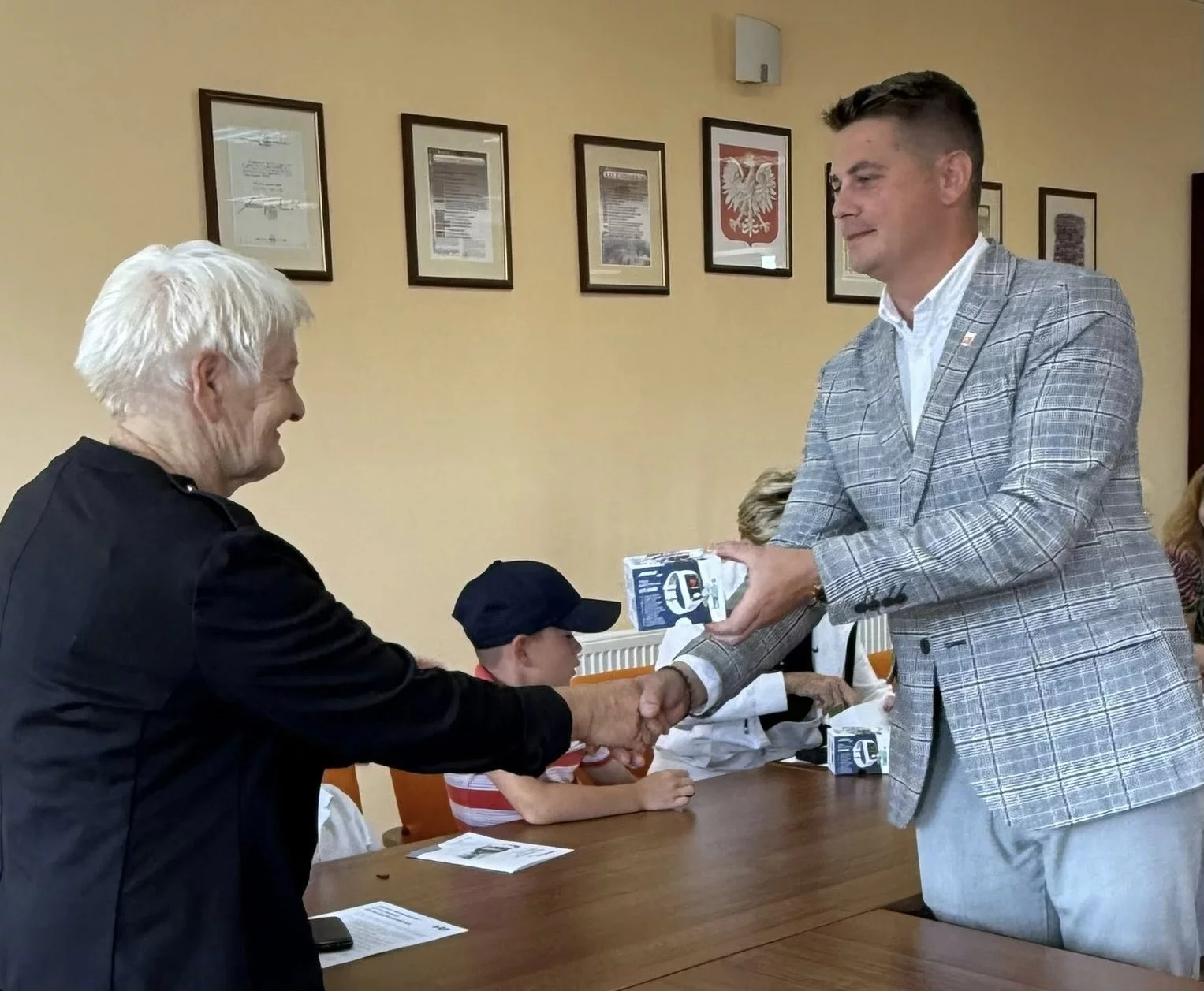 Seniorzy mogą czuć się bezpieczniej. Otrzymali od gminy specjalne urządzenia