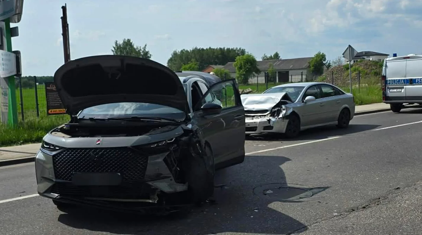 Wypadek na skrzyżowaniu w Zelowie. Zderzyły się trzy samochody na miejscu służby [FOTO]