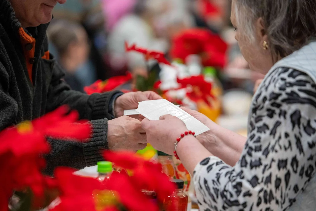 800 osób spotkało się na Miejskiej Wigilii. Był opłatek, karp i dużo świątecznego ciepła [FOTO]